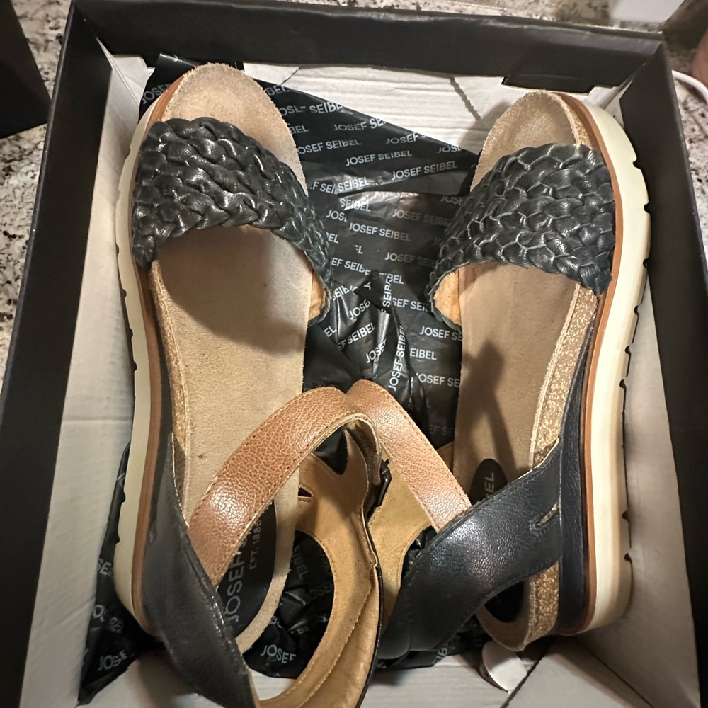 New Josef Seibel, Women’s Clea 16 Woven Leather Platform Sandal 2” Black/Tan 8 - Picture 9 of 12